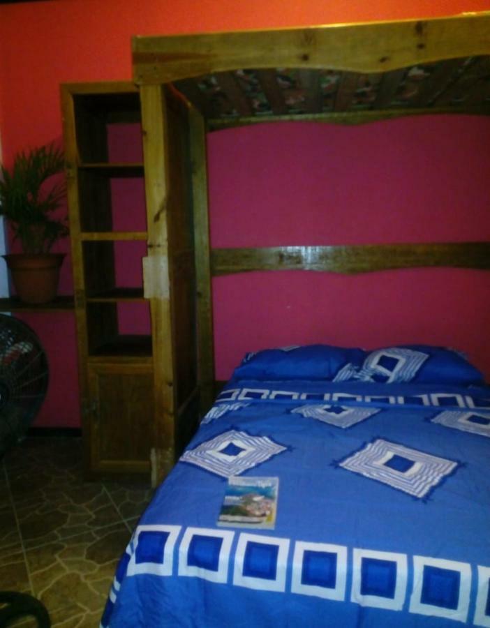 Hostel The Venue - Utila Exterior foto